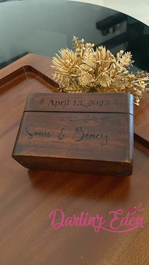 Airpod style ring box with tray