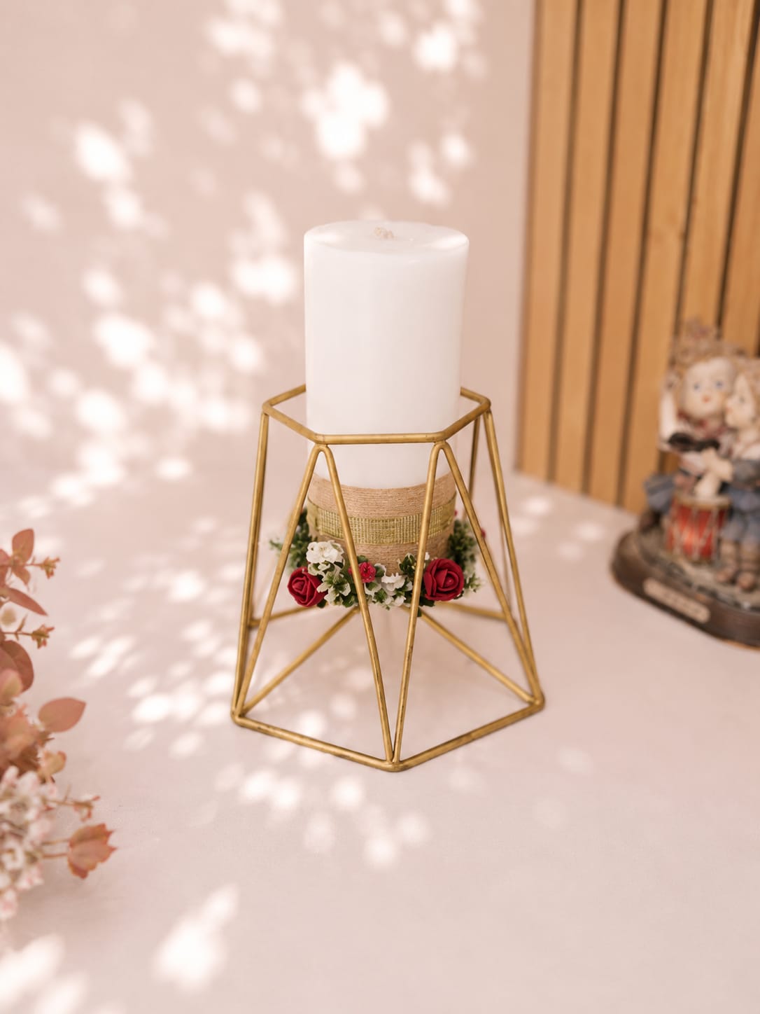 Candle with goemetric shaped metal holder