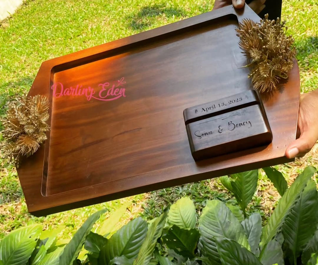 Airpod style ring box with tray